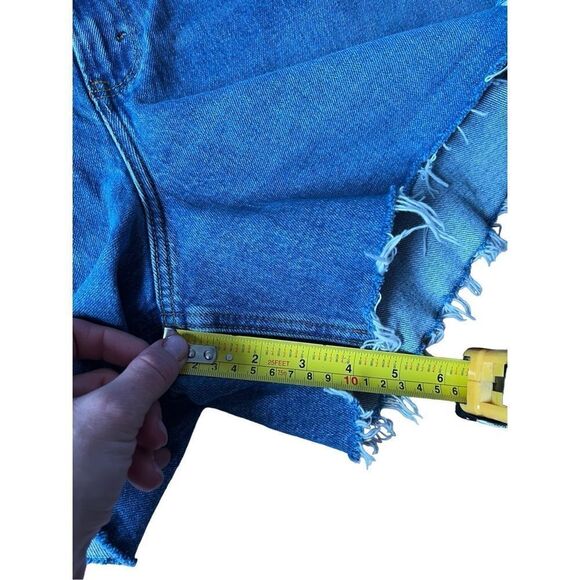 NWT Abercrombie & Fitch The 4” Mom High Rise Jean Shorts - Picture 3 of 10
